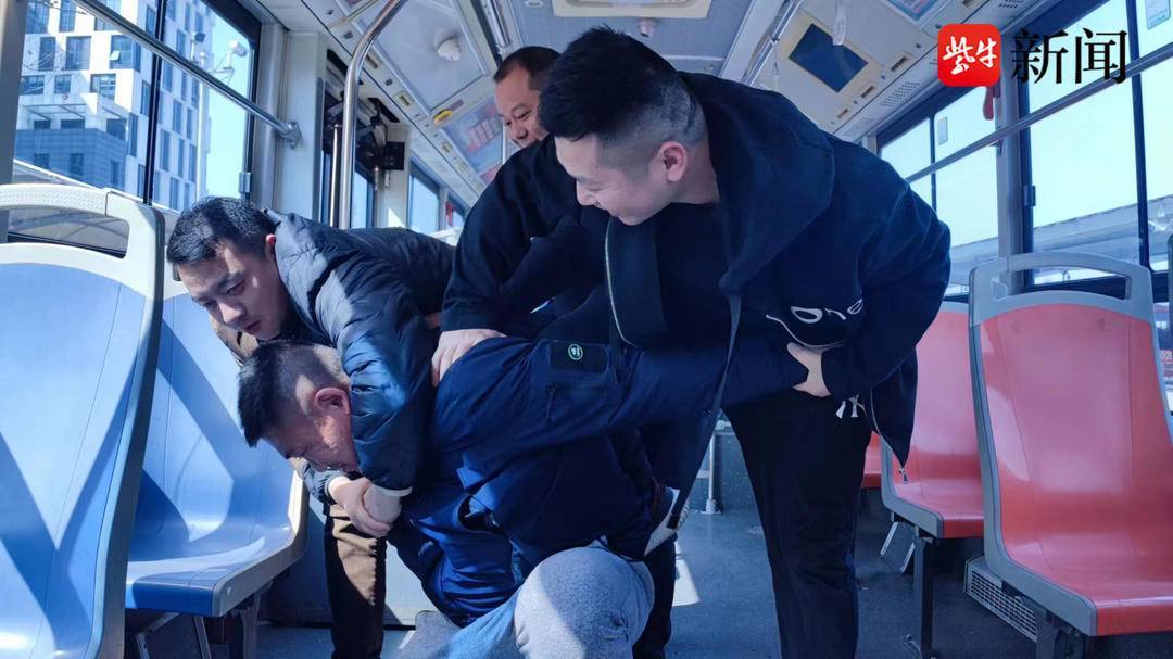 镇江公交这场实战演练<strong></p>
<p>外汇模拟盘</strong>，模拟的是乘客情绪失控抢夺方向盘