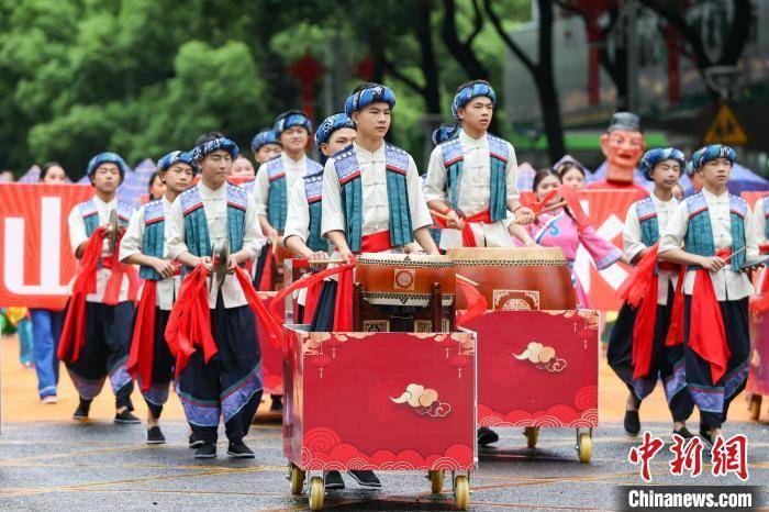 贵州贵阳举行民族巡游大联欢