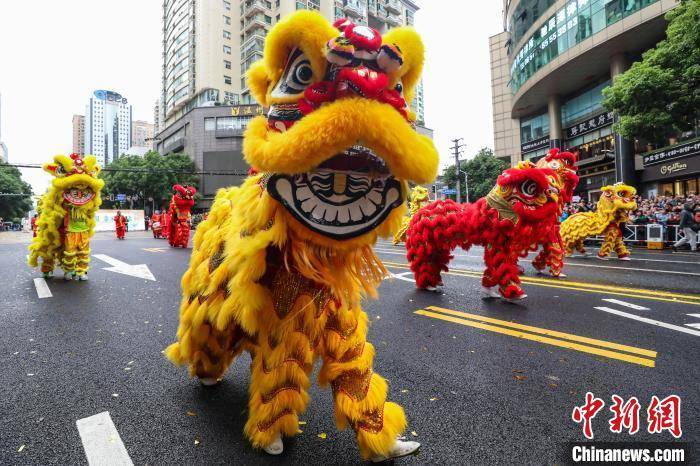 贵州贵阳举行民族巡游大联欢