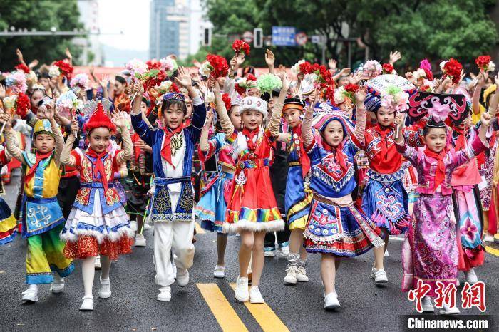 贵州贵阳举行民族巡游大联欢