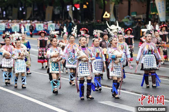贵州贵阳举行民族巡游大联欢