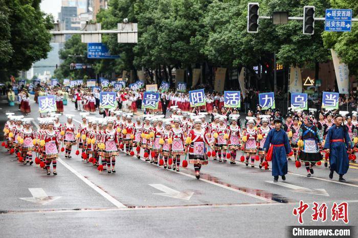 贵州贵阳举行民族巡游大联欢