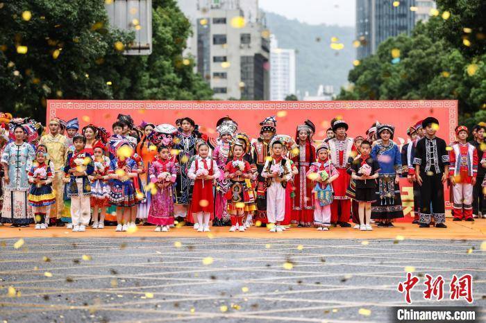 贵州贵阳举行民族巡游大联欢