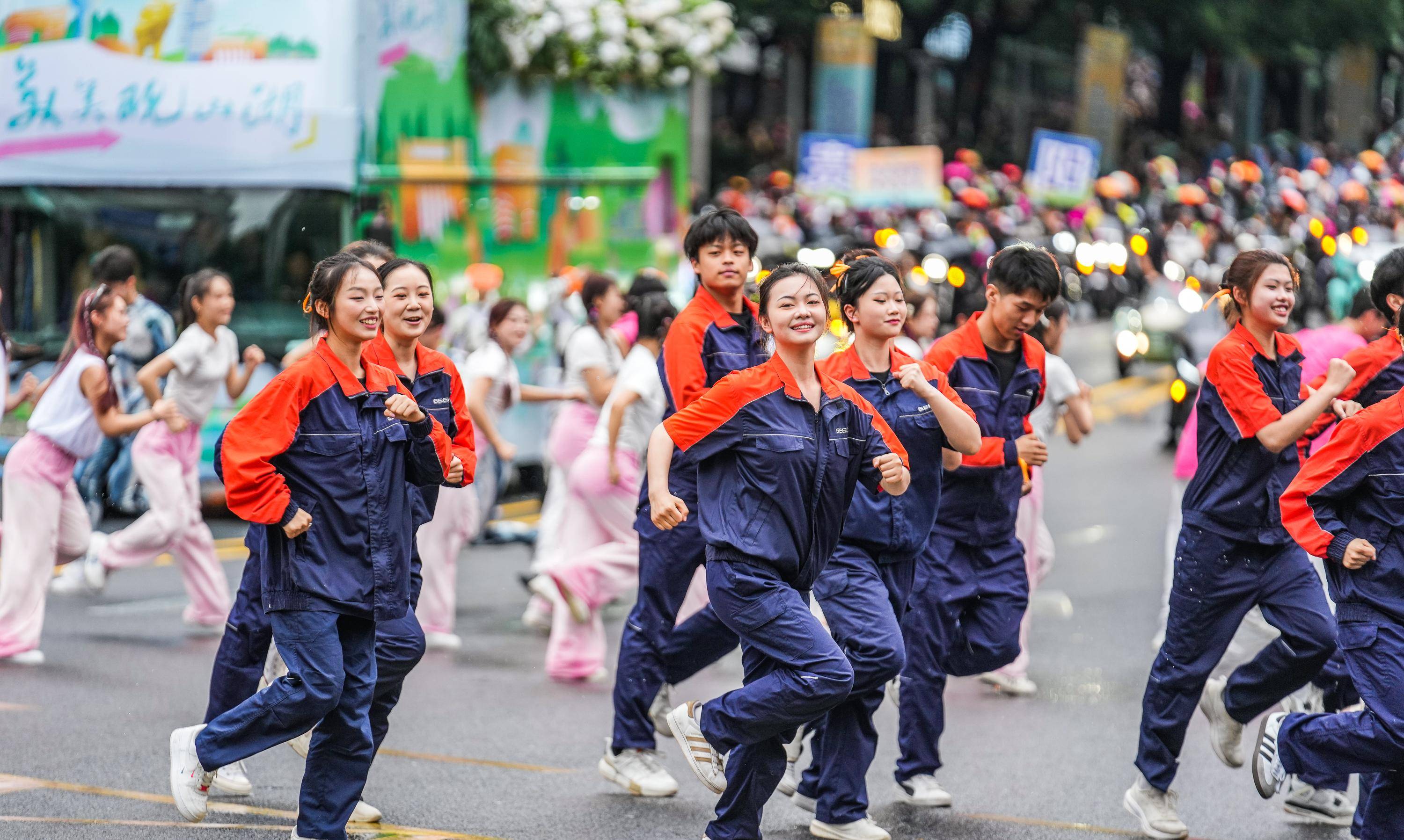 贵阳举行民族巡游大联欢活动