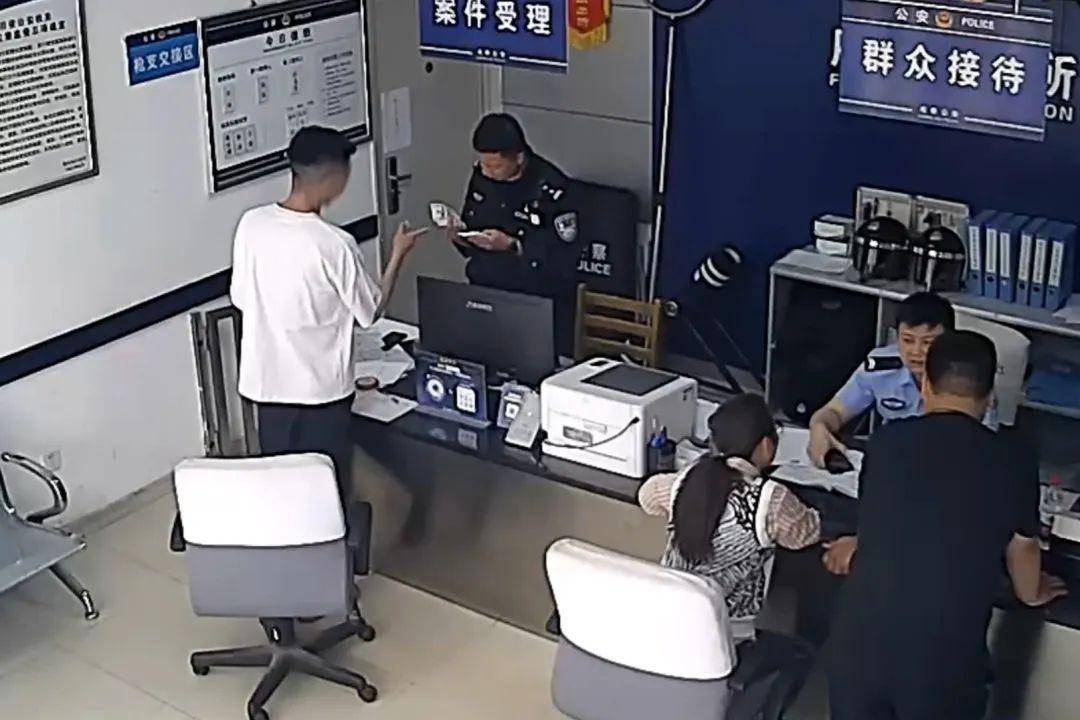 男子花4000元换十万“假美元”<strong></p>
<p>游戏币</strong>，到手却变游戏币：想去东南亚装大款，警方：要承担刑责