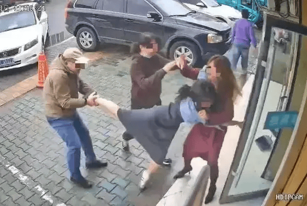 公职夫妻因挪车将女子打骨折<strong></p>
<p>比特币价格</strong>，想40万私了？通报来了