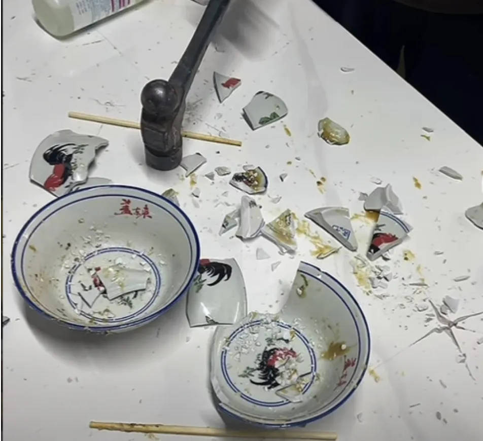 网红夫妇被传有传染病<strong></p>
<p>币安币</strong>，餐馆砸餐具撇清？官方回应