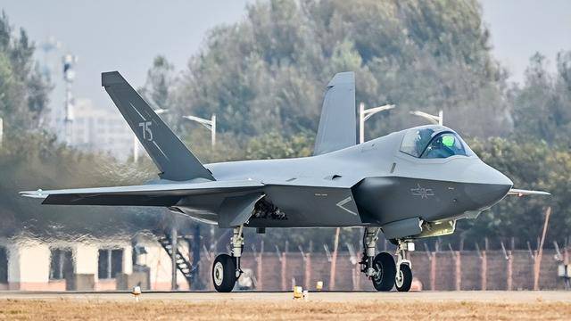 歼-35A正式官宣<strong></p>
<p>币安币</strong>，命名格式意味深长：航母新舰载机上舰指日可待？