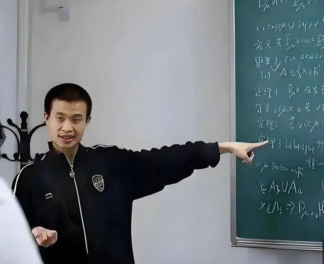 韦东奕上课照片走红<strong></p>
<p>币安币</strong>，新发型吸睛，网友：板书真漂亮，可惜看不懂