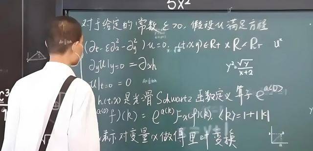 韦东奕上课照片走红<strong></p>
<p>币安币</strong>，新发型吸睛，网友：板书真漂亮，可惜看不懂