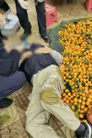 昆明一老人赶集摔倒压坏水果摊！中午就带着家属找来了<strong></p>
<p>莱特币</strong>，摊主慌了……