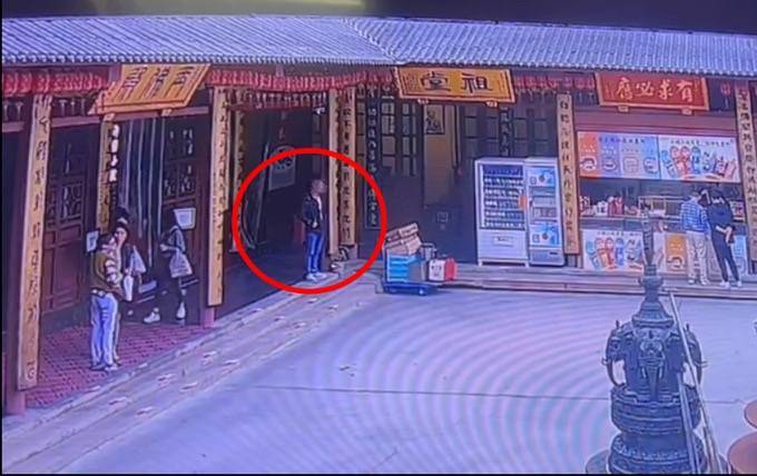 自制缠满双面胶的铁片<strong></p>
<p>币安交易</strong>，男子在寺庙内盗窃功德箱被行拘
