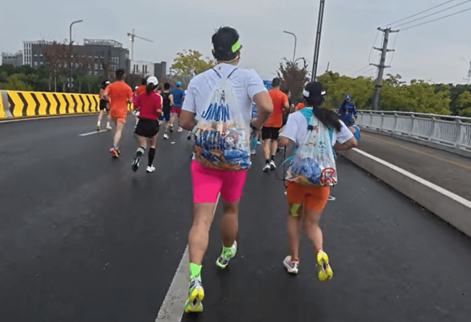 苏州马拉松一男一女将给选手的免费零食打包“负重”奔跑<strong></p>
<p>抹茶交易</strong>？主办方回应