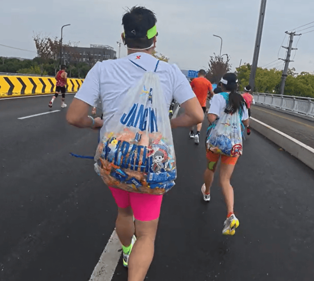 苏州马拉松一男一女将给选手的免费零食打包“负重”奔跑<strong></p>
<p>抹茶交易</strong>？主办方回应