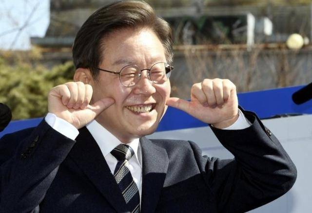 执政党捏着鼻子要“保尹”<strong></p>
<p>泰达币交易</strong>，尹锡悦的总统宝座，将由8个人决定