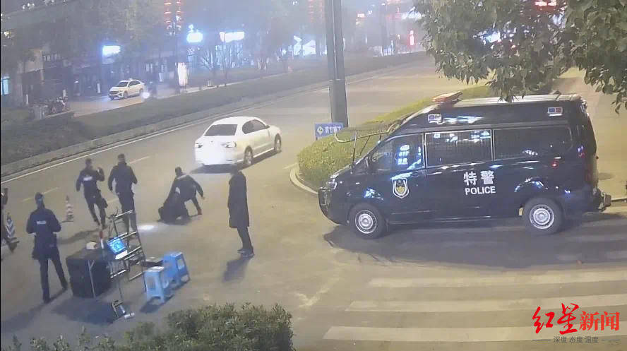 男子车内放疑似枪支遇检查强行冲卡致一辅警被拖行受伤<strong></p>
<p>币安交易所</strong>，已被抓获！“枪支”正在鉴定