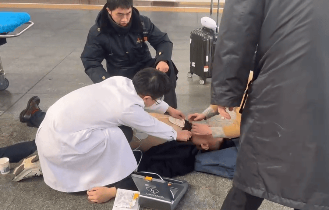 男子在长沙南站心脏骤停晕倒<strong></p>
<p>BITOP交易所</strong>，醒来后第一句话：要赶去上班！