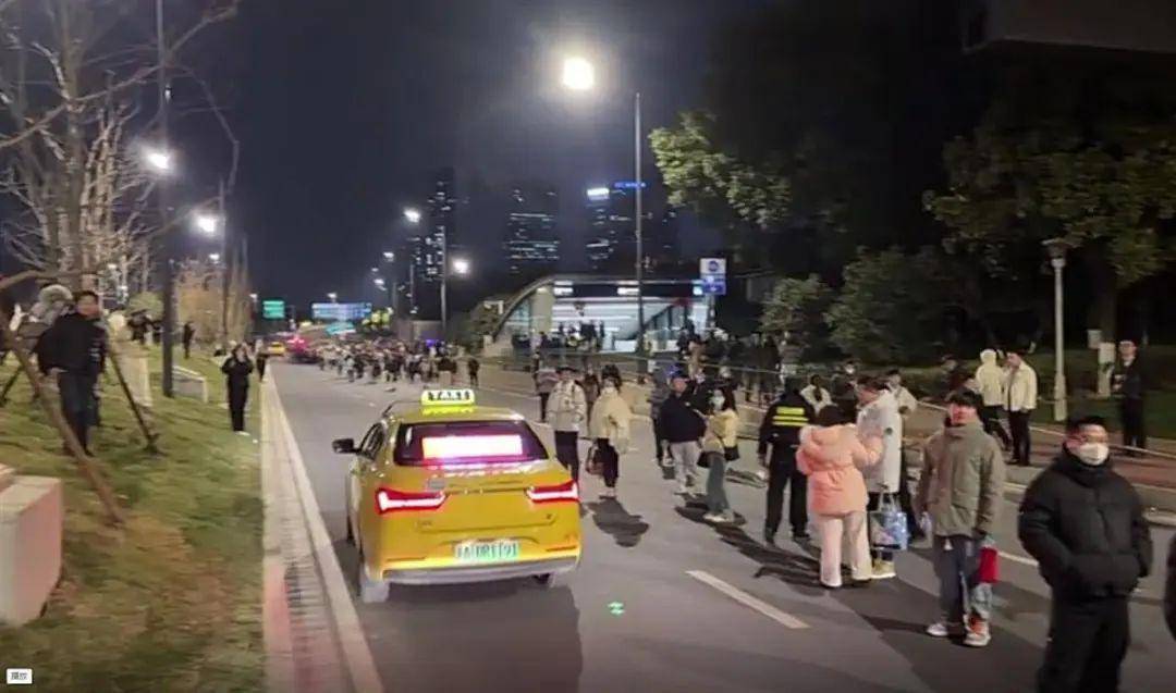 南京地铁突发故障致大量乘客滞留<strong></p>
<p>BTC交易所</strong>，官方：正抢修，已安排接驳车