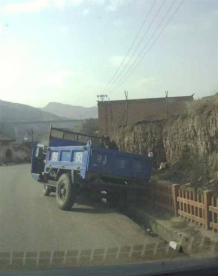 警车把农用车“别进”沟里<strong></p>
<p>USDT交易所</strong>，三个问题需要澄清