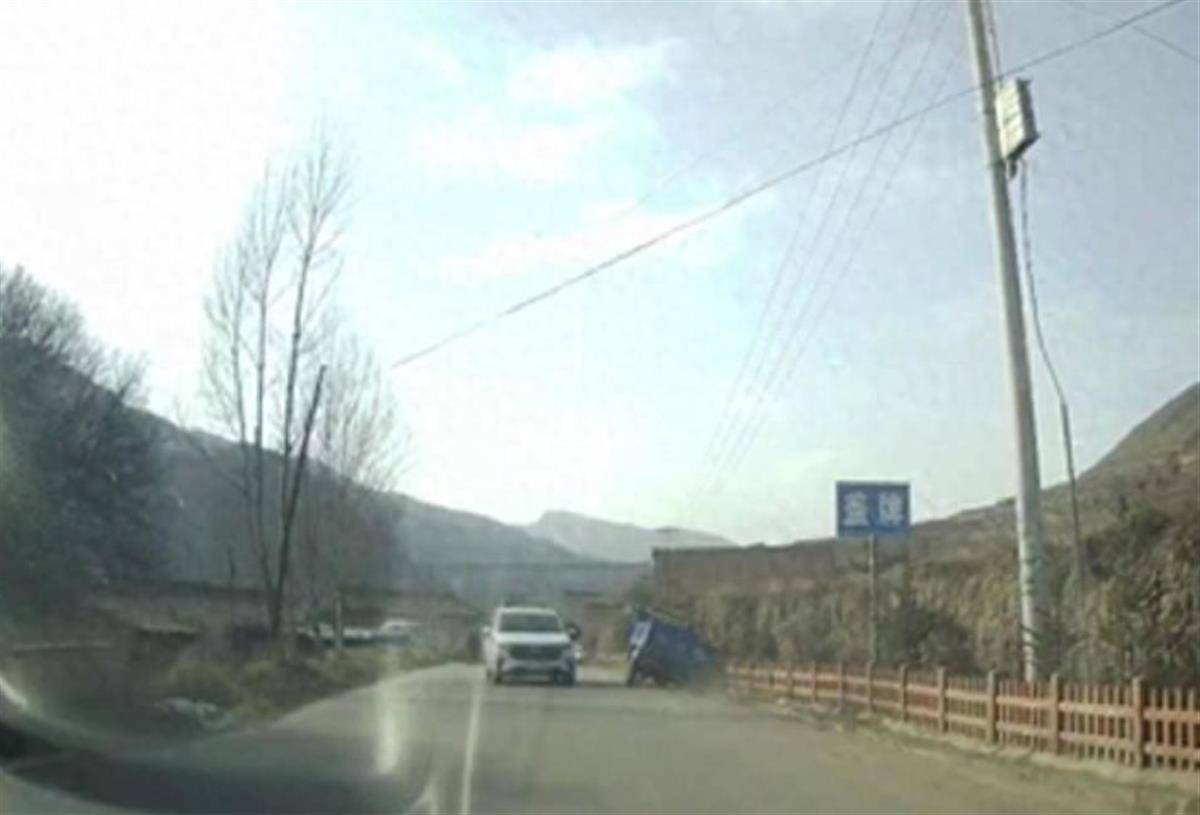 警车把农用车“别进”沟里<strong></p>
<p>USDT交易所</strong>，三个问题需要澄清