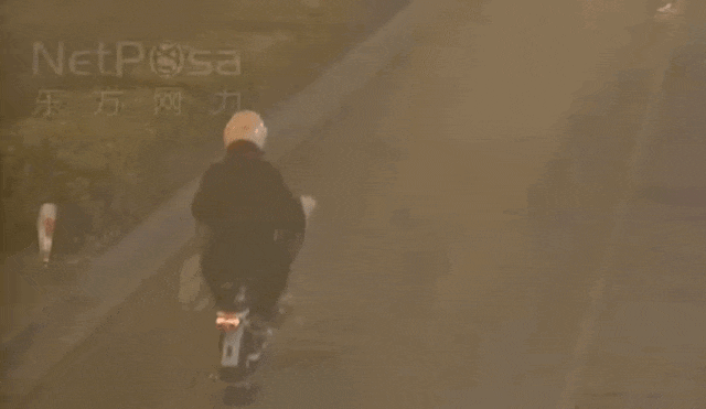 上海一女子边骑车边“洒钱”<strong></p>
<p>XRP交易所</strong>，刚发的7700元工资都没了！自己还没发现