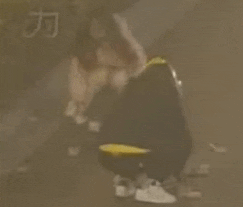 上海一女子边骑车边“洒钱”<strong></p>
<p>XRP交易所</strong>，刚发的7700元工资都没了！自己还没发现