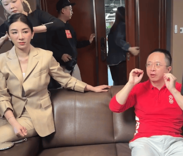周鸿祎回应参演的短剧辣眼睛：黄奕诱惑<strong></p>
<p>ADA交易所</strong>我的剧情是DeepSeek设计的