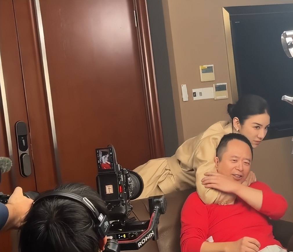 周鸿祎回应参演的短剧辣眼睛：黄奕诱惑<strong></p>
<p>ADA交易所</strong>我的剧情是DeepSeek设计的