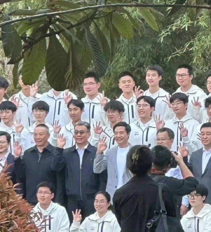 雷军回应如何保持好身材：英语不好已经让母校“蒙羞”<strong></p>
<p>火币交易app</strong>，不能再形象欠佳