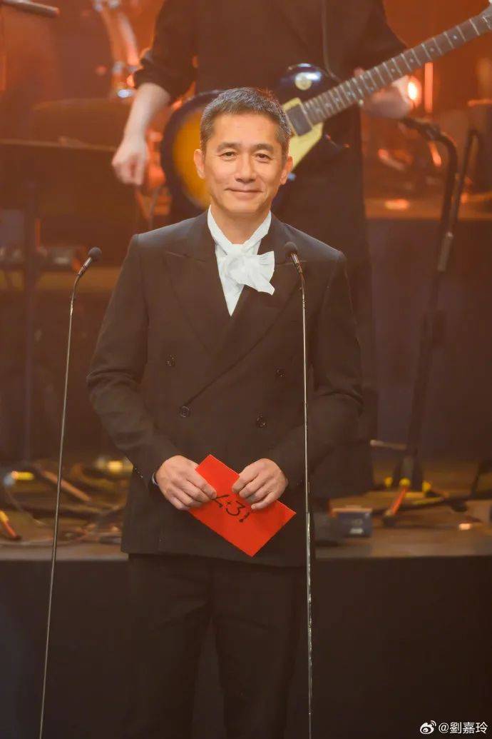 刘嘉玲连发10多张梁朝伟照片：他都不知道自己帅<strong></p>
<p>DOT交易app</strong>！头发白了也不肯染
