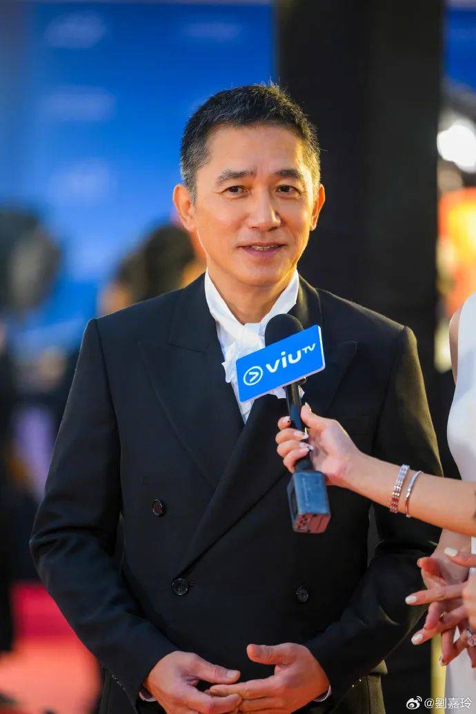 刘嘉玲连发10多张梁朝伟照片：他都不知道自己帅<strong></p>
<p>DOT交易app</strong>！头发白了也不肯染