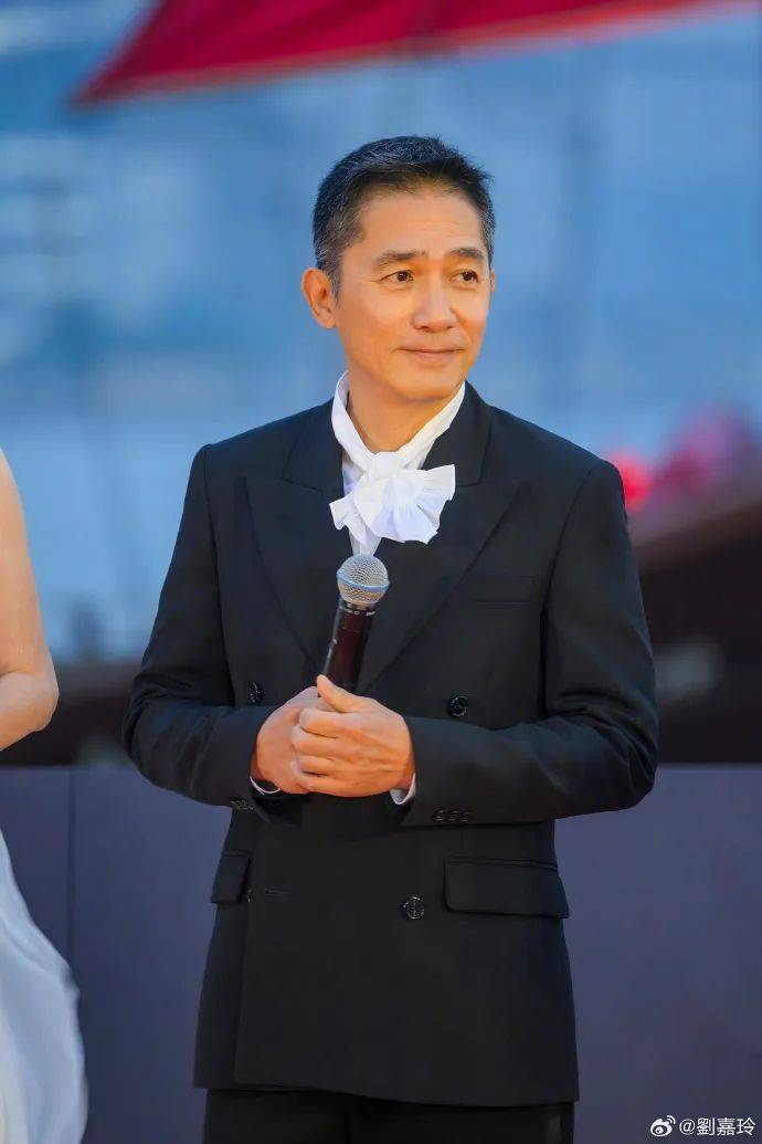 刘嘉玲连发10多张梁朝伟照片：他都不知道自己帅<strong></p>
<p>DOT交易app</strong>！头发白了也不肯染