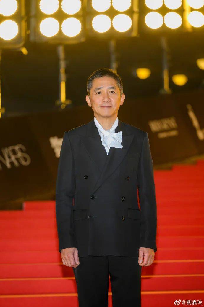 刘嘉玲连发10多张梁朝伟照片：他都不知道自己帅<strong></p>
<p>DOT交易app</strong>！头发白了也不肯染