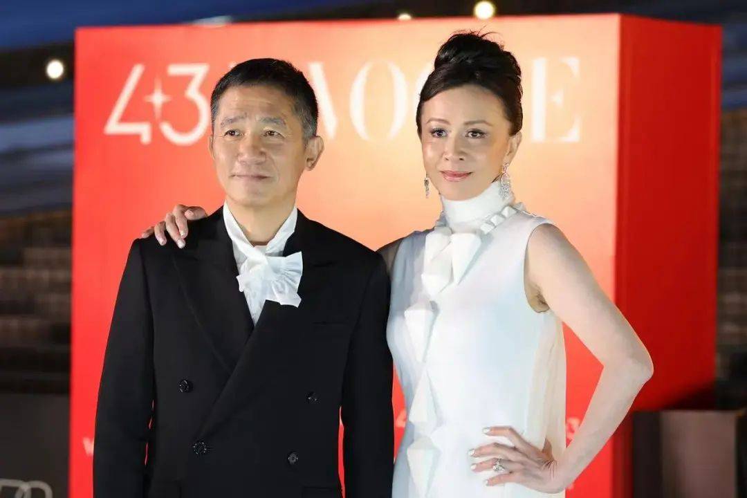 刘嘉玲连发10多张梁朝伟照片：他都不知道自己帅<strong></p>
<p>DOT交易app</strong>！头发白了也不肯染