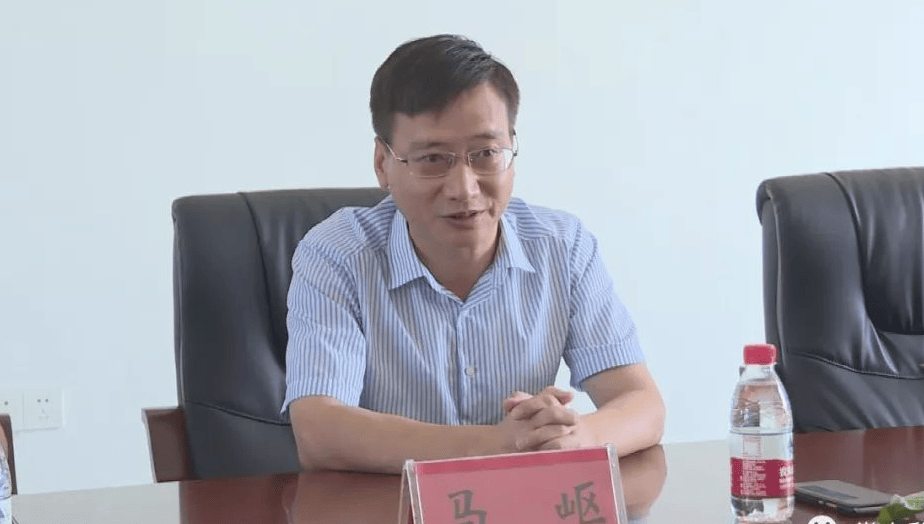 副县长拉拢6名公职人员<strong></p>
<p>π</strong>，组建“七兄弟吃喝圈”，长期接受打牌掼蛋等“保姆式”服务