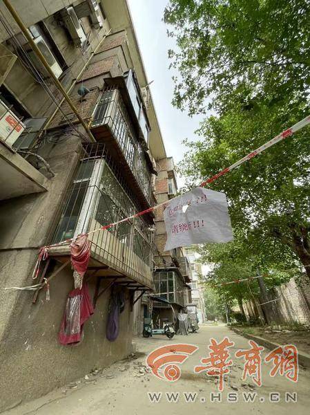 大风中西安一40年老楼两户阳台坠落<strong></p>
<p>eth</strong>，居民担心危房盼安全鉴定