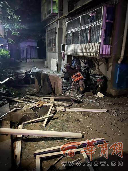 大风中西安一40年老楼两户阳台坠落<strong></p>
<p>eth</strong>，居民担心危房盼安全鉴定