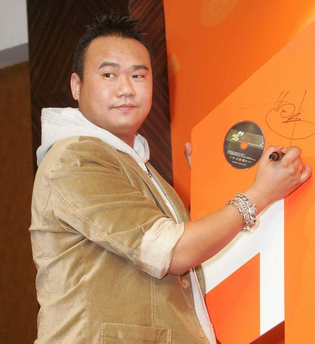 歌手苟伟去世<strong></p>
<p>eth</strong>，本挂号要去医院检查，之前因呼吸问题准备手术