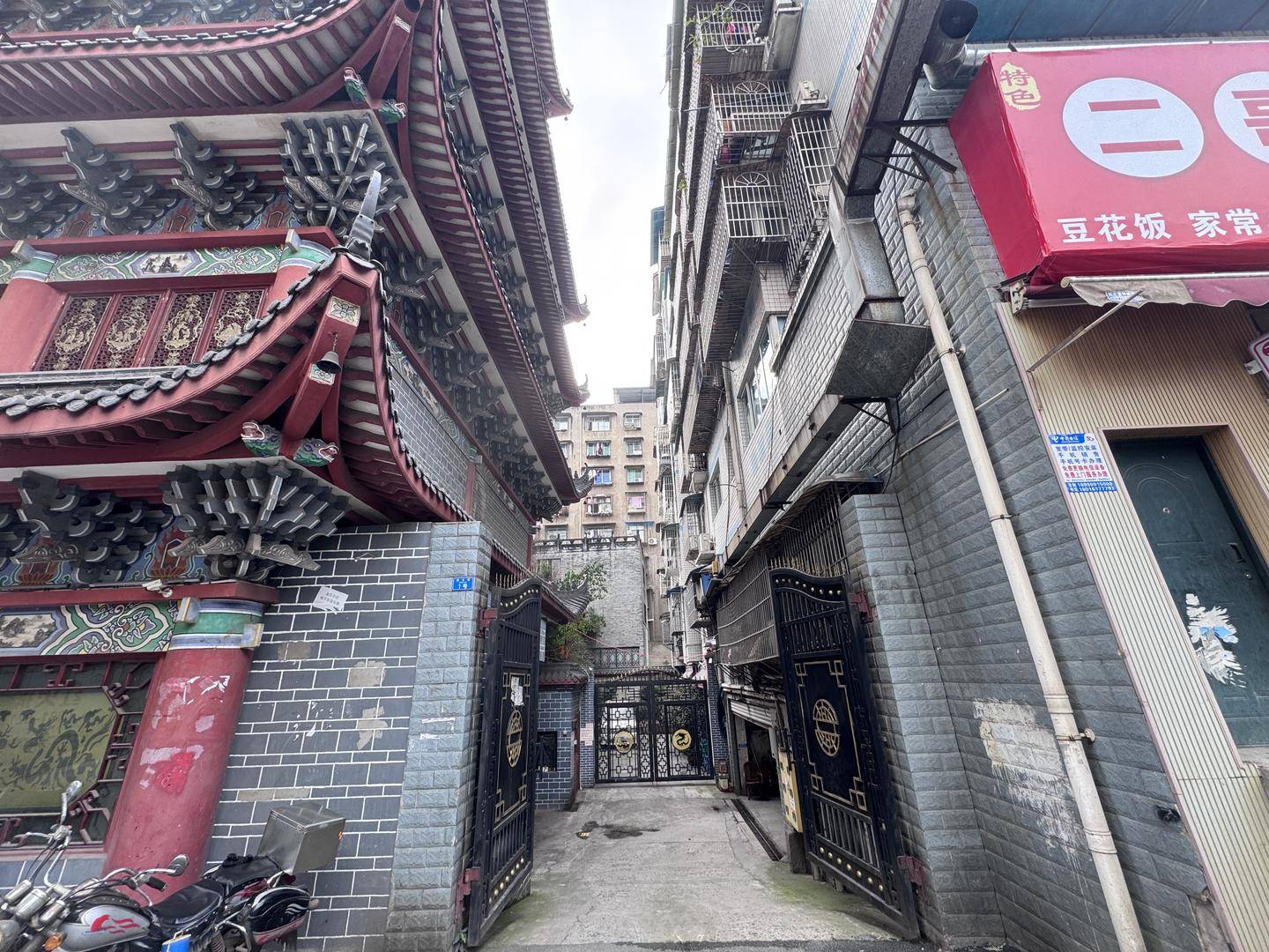 一起诉讼背后<strong></p>
<p>ethf</strong>，宜宾前首富“险被送精神病院”风波丨红星深度