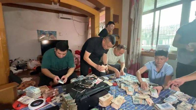 每天印多少花多少<strong></p>
<p>莎士比亚</strong>，夫妻俩家中合伙印制20多万元假币，双双被拘