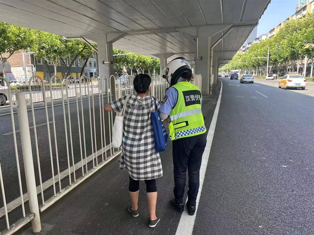 “姑娘<strong></p>
<p>亚历山大</strong>，又是你，真有缘呀！”婆婆第三次在车流中遇到她