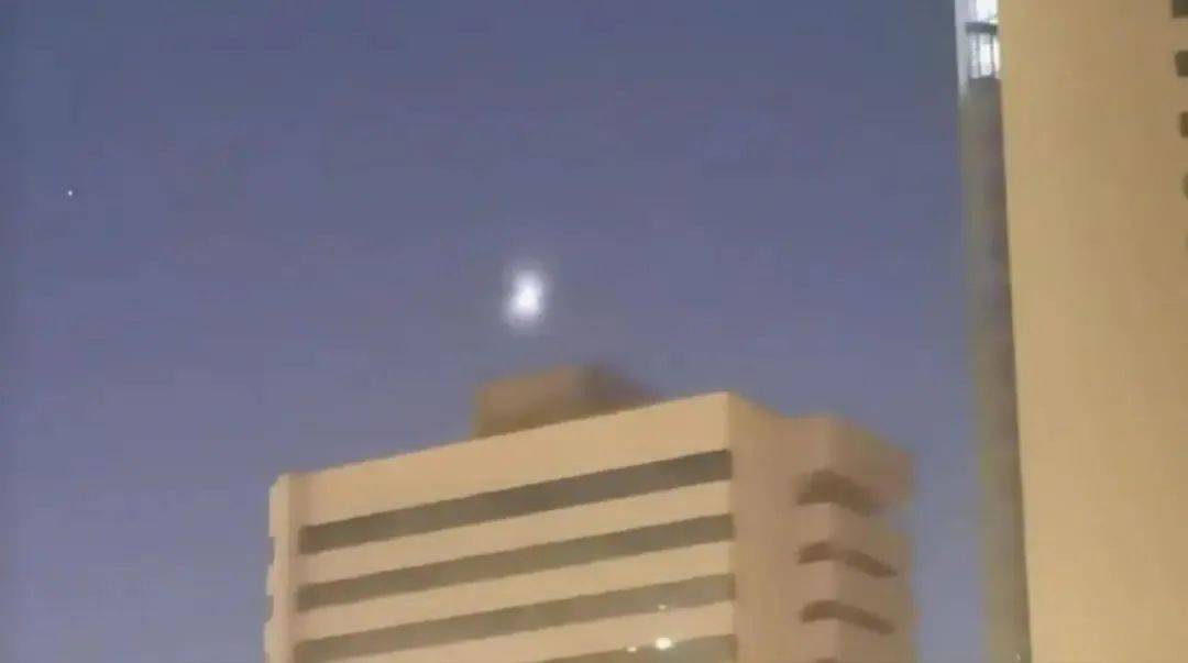 新疆夜空不明飞行物是什么<strong></p>
<p>平顶山</strong>？揭秘来了