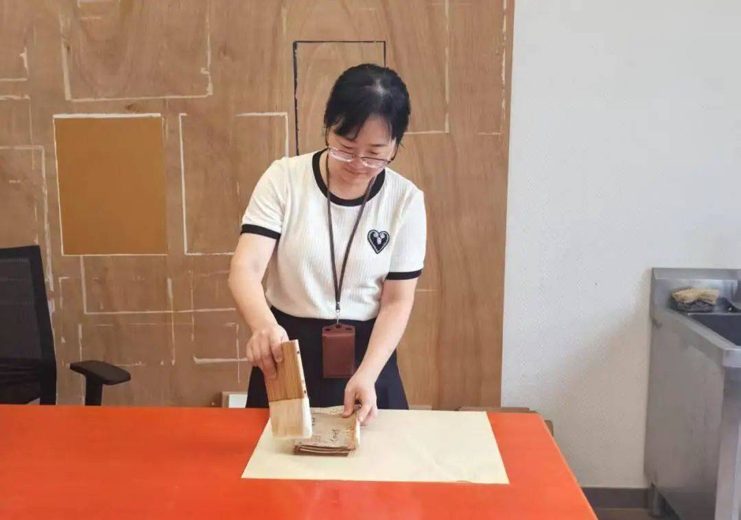 “冷板凳”一坐18年<strong></p>
<p>帽儿山</strong>！41岁厦门女子：要一直坐下去