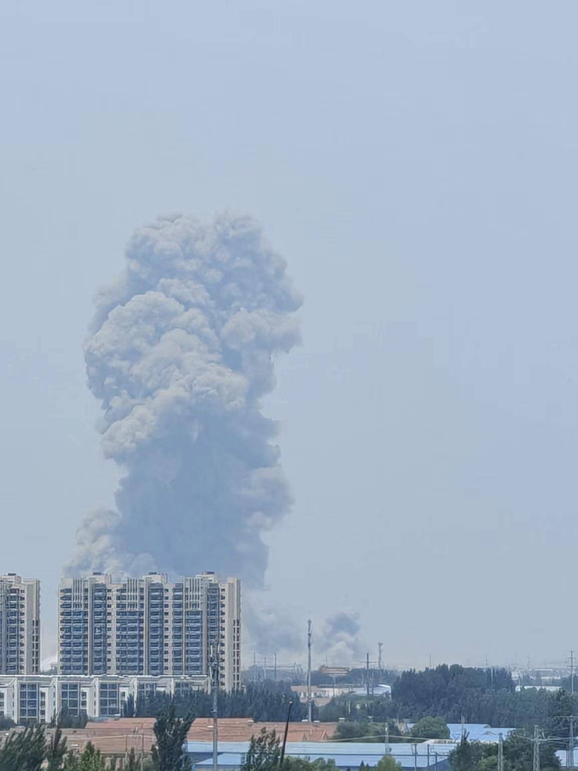 山东高密一化工车间发生爆炸<strong></p>
<p>平底锅</strong>，一公里外饭店窗户被震碎，当地：现场已疏散完毕，具体情况核实中