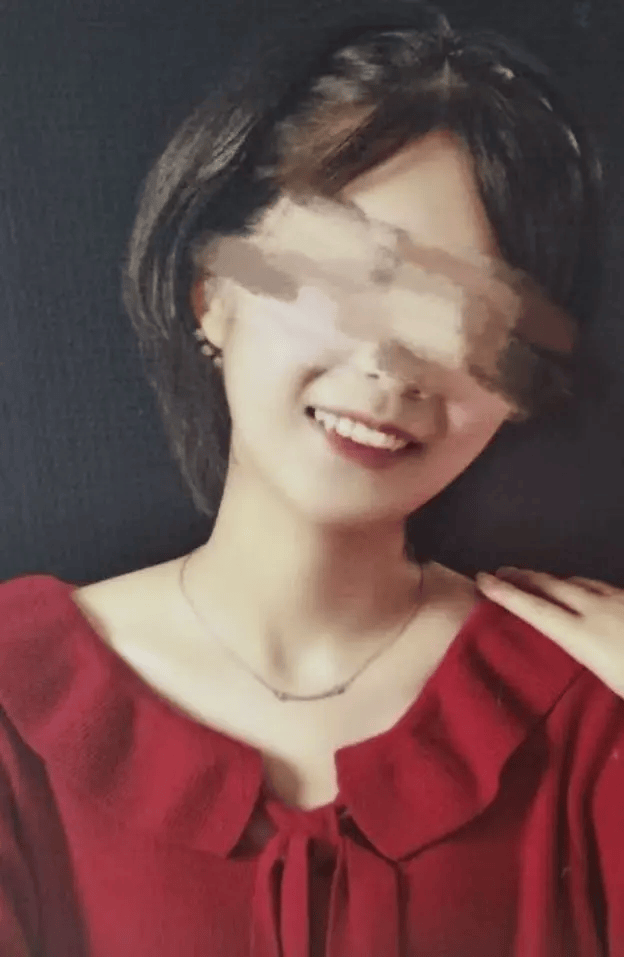 遭同小区居民持刀袭击身亡<strong></p>
<p>平底锅</strong>，27岁女子在家门口遇害案需重新取证，择日开庭审理