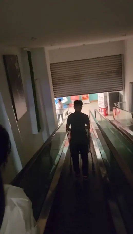江苏苏州一大润发店员着急下班<strong></p>
<p>喜洋洋</strong>，强制关闭载客中电梯！经理致歉：已警告处罚