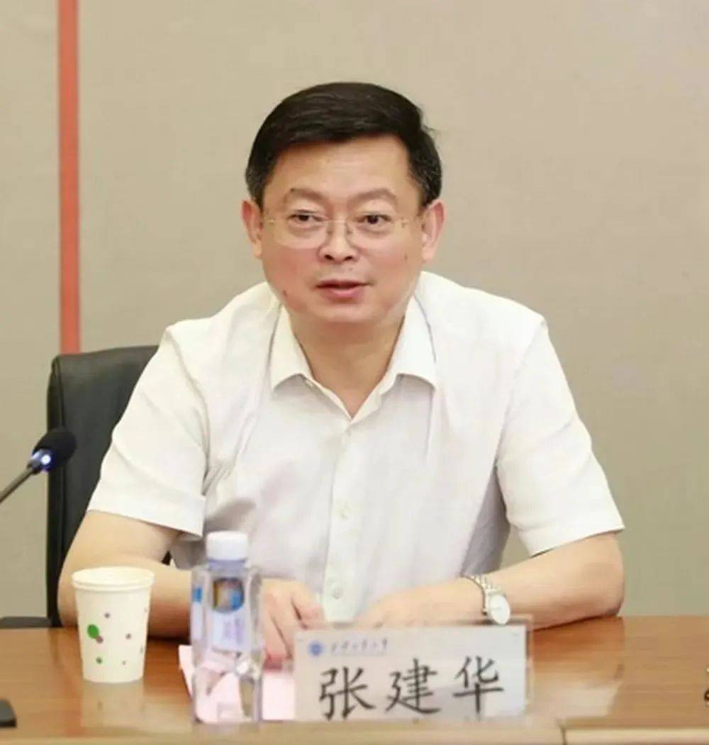 64岁张建华被查<strong></p>
<p>喜洋洋</strong>，系今年首个主动投案的中管干部，曾长期在国防科工系统工作