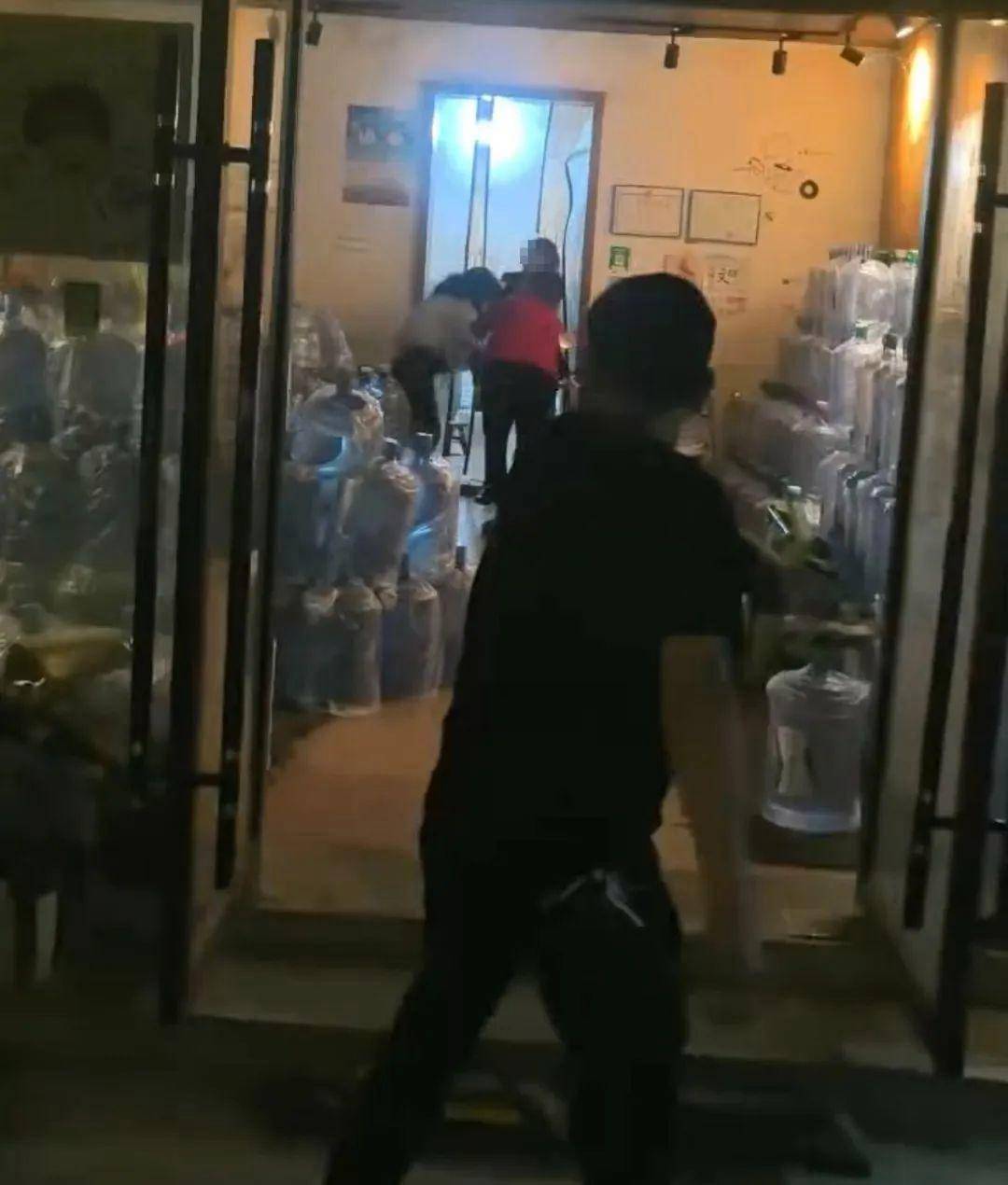 侄女与姑姑争祖父留下的门面<strong></p>
<p>喜洋洋</strong>，长沙租客“躺枪”：我被打了，店也被锁了！