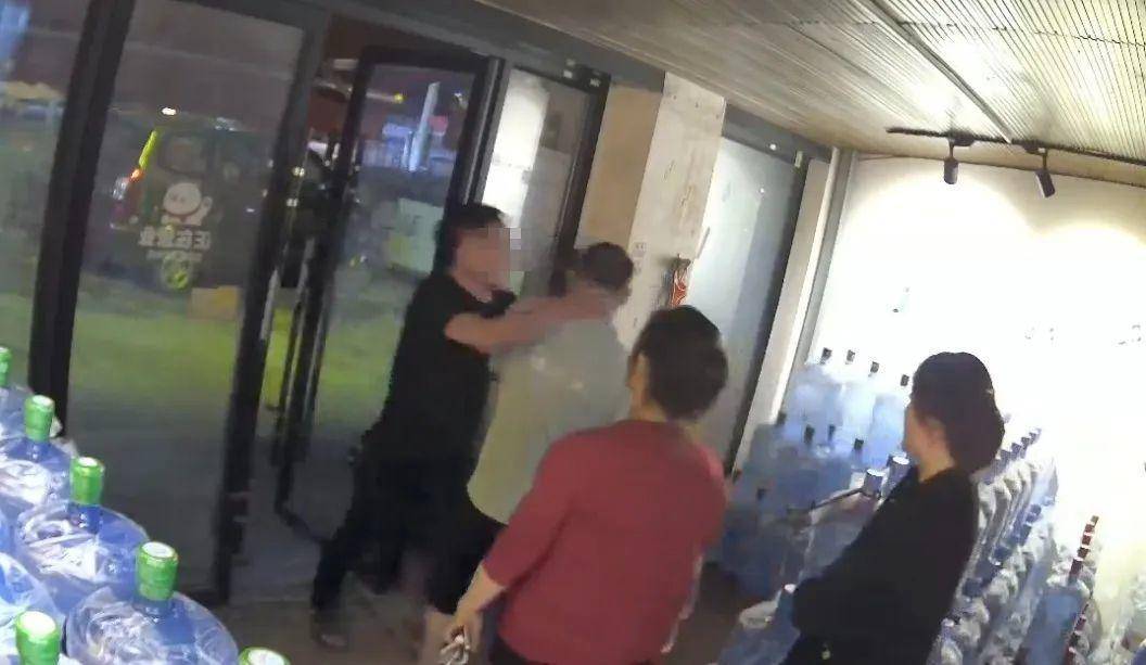 侄女与姑姑争祖父留下的门面<strong></p>
<p>喜洋洋</strong>，长沙租客“躺枪”：我被打了，店也被锁了！