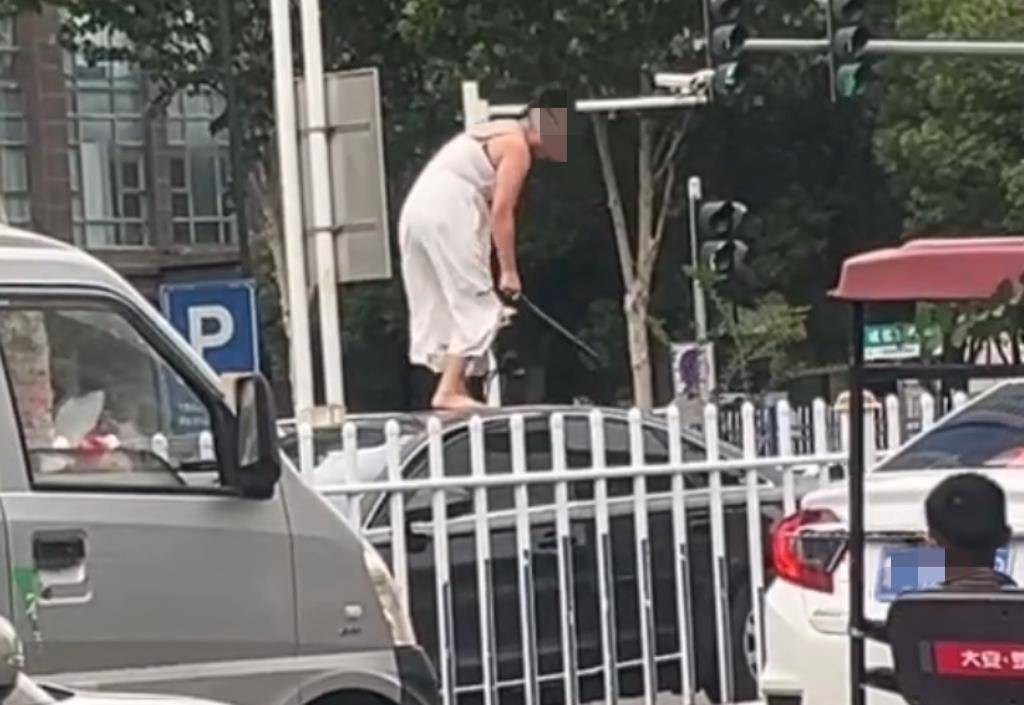 女子持械当街打砸多辆轿车<strong></p>
<p>儿童用品</strong>，被顶在挡风玻璃上前行，当地：女子当场被控制，警方介入调查